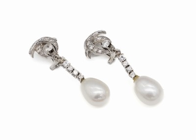 Paar 18 kt Gold Diamant-Zuchtperl-Ohrclips, WG 750/000, 30 Brillanten und Diamanten zus. ca. 0.72 ct Weiß/is, ovale Perlabhängung, D. ca. 9 mm, mit ...