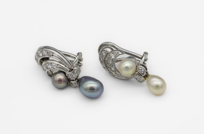 Paar 18 kt Gold Diamant-Zuchtperl-Ohrclips, WG 750/000, Perlen in versch. Größen und Formen, in anged. Muschelform bes. mit 24 Brillanten und ...