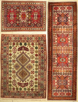 3 Lots Eriwan, Rußland, ca. 50 Jahre, Wolleauf Baumwolle, ca. 270 x 81 cm, EHZ: 2. ca. 173 x 126 cm, EHZ: 2(Fleckig), ca. 125 x 85 cm, EHZ: ...