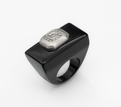 18 kt Gold Onyx-Diamant-Designerring, WG 750/000, Korpus aus Onyx (beh.) mittig 13 in WG gefasste Brillanten zus. ca. 0.15 ct Weiß/si, RW 52.5, ca. ...