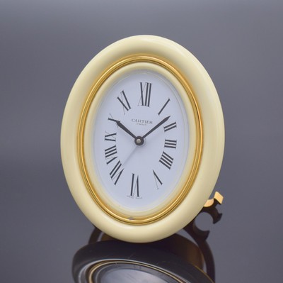 CARTIER Paris Tischwecker Serie Baignoire Referenz 7519, Schweiz 1980er Jahre, quarz, verg. Messinggeh. z. T. elfenbeinfarb. lackiert, emailfarb. ...