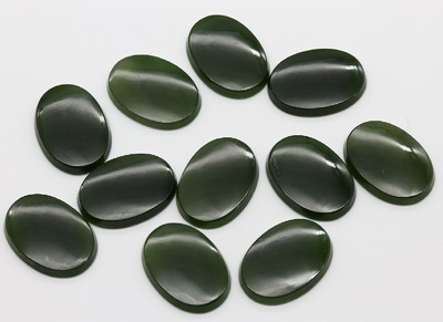 Lot lose Jade, ca. 690 ct, ovale Platten inversch. Größen, reichhaltiges lot, aus Geschäftsauflösung
