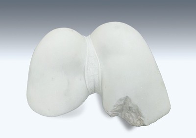 Georg Viktor, geb. 1953, erotischer Torso, Unikat, Steinmetzarbeit aus weißem Carrara-Marmor, signiert und dat. 80, ca. 15 x 38 x 35 cm, ...