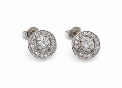 Paar 18 kt Gold Diamant-Ohrstecker, WG 750/000, 2 Brillanten zus. ca. 0.84 ct l.get. Weiß/vs-si, umgeben von insg. 34 8/8-Diamantenzus. ca. 0.40 ct ...