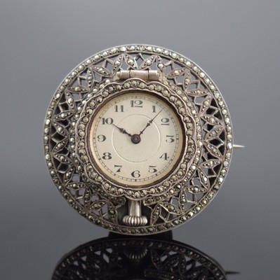 Ausgefallene Broschen-Uhr in Silber, Schweiz um 1900, ausklappbares Geh. m. Markasiten floral durchbr., silb. Zifferbl. m. arab. Zahlen, gebl. ...
