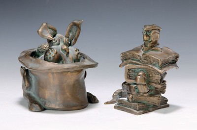 Rainer Hercks, Augsburg 1951 - 2005, der Bücherwurm und Kaninchen im Zylinder, 2 Skulpturen, H. ca. 12 cm