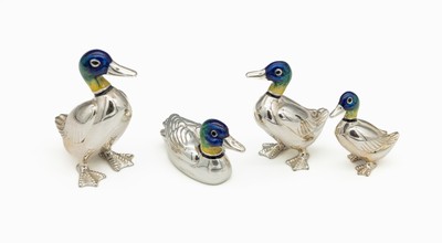 4 Skulpturen "Ente" mit Email, 925er Silber, vollplastisch, blau, grün und gelb emaill., 3 x stehend, H ca. 2.5 - 4.5 cm,1 x sitzend, H ...