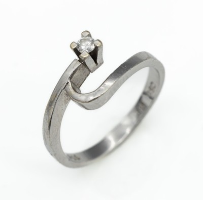 14 kt Gold Ring mit Brillant, WG 585/000, geschwungene Ringschiene, Ende bes. mit einem Brillanten ca. 0.05 ct Weiß/vs, RW 49.5, ca. 2.3 g, mit ...