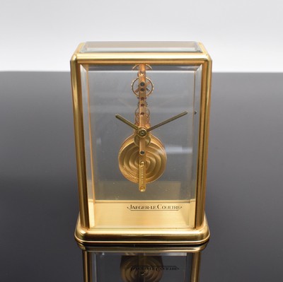 Jaeger-LeCoultre kleine Tischuhr mit 8-Tage Stabwerk Referenz 3 215 018 1, Schweiz um 1980, rechteckiges, 4-seitig facett-vergl. Geh. verg., auf ...