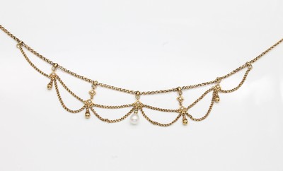 14 kt Gold Zuchtperl-Collier, GG 585/000, Mittelteil dreireihig mit Zuchtperle und kl. Goldkügelchen als Abhängung, L ca. 45 oder 51 cm, ...