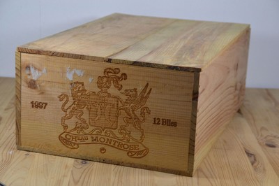 12 Flaschen in ungeöffneter Holzkiste, 1997 Chateau Montrose, Saint-Estephe, je ca. 750ml, ca. 10-15% Vol., Kiste ungeöffnet, 87 Parker-Punkte