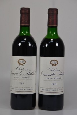 2 Flaschen, 1985 Chateau Sociando-Mallet, Haut-Medoc, 750ml, Mid Shoulder u. Upper Mid Shoulder, unverkostet