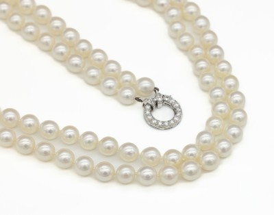 2-reihiges Akoyazuchtperlen-Collier mit 18 kt Gold Schließe, WG 750/000, bes. mit 26 8/8-Diamanten zus. ca. 0.72 ct feines Weiß/si, 120 ...