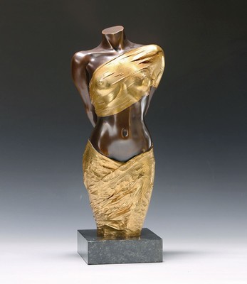 Willi Kissmer, 1951-2018, Bronzeskulptur, Halbakt mit 2 Tüchern, sign., num. 16/99, H. ca. 55 cm