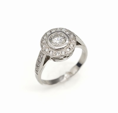 18 kt Gold Brillant-Ring, WG 750/000, 1 Brillant ca. 0.50 ct Weiß/vvs, umgeben von 25 Brillanten zus. ca. 0.25 ct Weiß/vs, ca. 4.2 g, RW 51.5