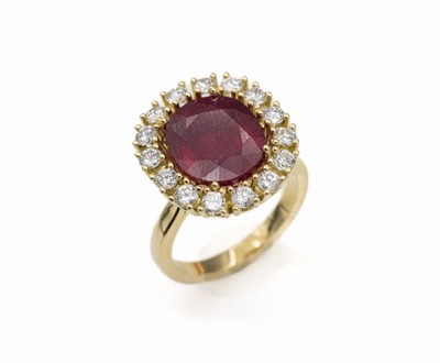 18 kt Gold Rubin-Brillant-Ring, GG 750/000,ovalfacett. Rubin (beh.) ca. 9.55 ct, Brillanten zus. ca. 1.30 ct feines Weiß -Weiß/vs-si, ca. 13.0 g, ...