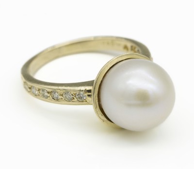 14 kt Gold Zuchtperl-Brillant-Ring, GG 585/000, weiße Zuchtperle D. ca. 11.2 mm, 14 Brillanten zus. ca. 0.20 ct Weiß-get. Weiß/si, ca. 6.8 g, RW ...
