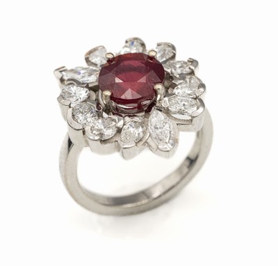 18 kt Gold Rubin-Diamant-Ring, WG 750/000, rundfacett. Rubin ca. 4.04 ct (beh.), Diamanten in versch. Schliffformen: Herz, Navette, oval zus. ca. ...