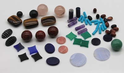 Fundgrube div. Farbsteine zus. ca. 15000 ct, Schleifarbeit aus Idar-Oberstein, u.a. Jaspis, Tigerauge, Jade, Onyx, versch. Formen,hauptsächlich ...