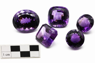 Lot 5 lose Amethyste zus ca. 285,00 ct, versch. Schliffformen und Größen, Schleifarbeit aus Idar-Oberstein