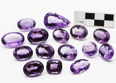 Lot 15 lose Amethyste zus. ca. 282,00 ct, versch. Schliffformen und Größen, Schleifarbeit aus Idar-Oberstein