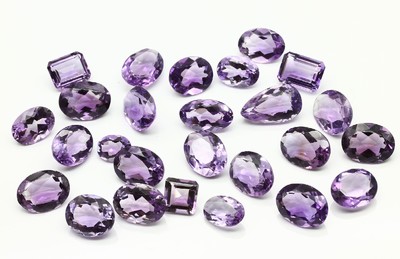 Lot 26 lose Amethyste zus. ca. 181,00 ct, versch. Schliffformen und Größen, Idar- Obersteiner Schleifarbeit