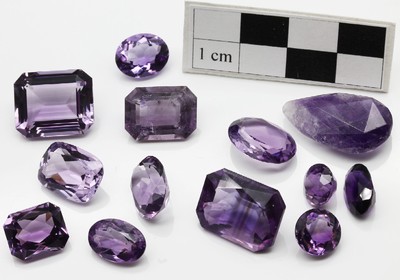 Lot lose Amethyste zus. ca. 630,00 ct, versch. Schliffformen und Größen, Idar- Obersteiner Schleifarbeit