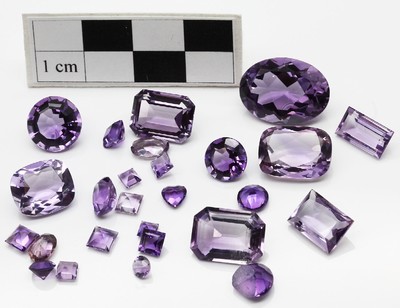 Lot lose Amethyste zus. ca. 669,00 ct, versch. Schliffformen, Größen und Farbintensitäten, Idar-Obersteiner Schleifarbeit, z.T. Ausfassware