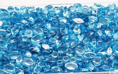 Lot lose Blautopase zus. ca. 1033 ct, (beh.), Cabochons in versch. Größen und Formen, Idar-Obersteiner Schleifarbeit
