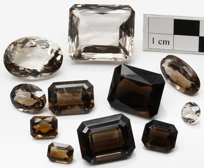 Lot lose Rauchquarze zus. ca. 680,00 ct, versch. Größen, Schliffformen und Farbnuancen,Idar-Obersteiner Schleifarbeit