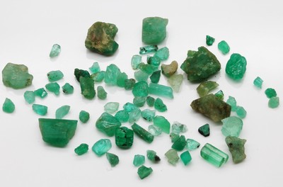 Lot lose Smaragde, Rohsteine zus. ca. 317,00 ct, versch. Größen, Formen und Farbnuancen