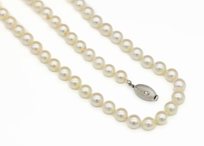 Überlanges Akoya-Zuchtperlcollier mit 14 kt Gold Diamant-Schließe, WG 585/000, 103 Zuchtperlen, D. ca. 7.5 mm, Schließe sat., mit4 kl. ...