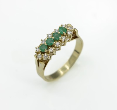 14 kt Gold Smaragd-Brillant-Ring, GG 585/000, 4 rundfacett. Smaragde zus. ca. 0.40 ct, 12 Brillanten zus. ca. 0.24 ct Weiß/si, RW55, ca. 3.5 g