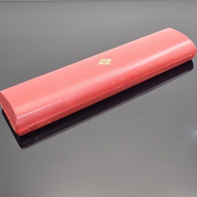 PATEK PHILIPPE hochwertiges, pultförmiges Armbanduhr-Etui, Schweiz um 1960, außen rot, Deckel mit zentral aufgel. Calatrava Kreuz, innen ...
