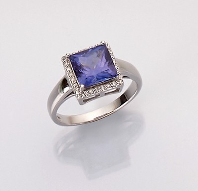 18 kt Gold Tansanit-Brillant-Ring, WG 750/000, Tansanit-Carree ca. 2.25 ct, Fassung sollte geprüft werden, 28 Brillanten zus. ca. 0.14 ct Weiß/si, ...