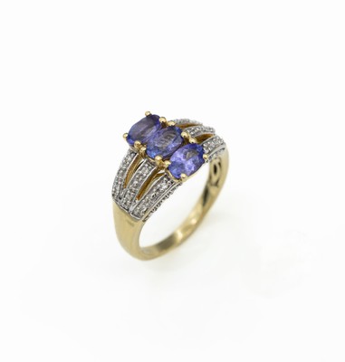 18 kt Gold Tansanit-Brillant-Ring, GG/WG 750/000, 3 ovalfacett. Tansanite zus. ca. 1.30ct, 12 Brillanten zus. ca. 0.10 ct Weiß/si, RW54, ca. 5.9 g