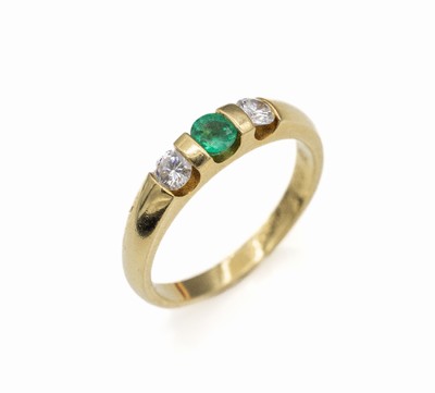 18 kt Gold Brillant-Smaragd-Ring, GG 750/000, mittig rundfacett. Smaragd ca. 0.21 ct, 2 Brillanten zus. ca. 0.27 ct feines Weiß/vs (Angaben grav.), ...