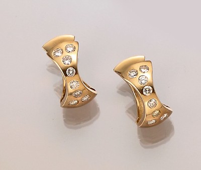 Paar 18 kt Gold Brillant-Ohrcreolen, GG 750/000, geschwungene Gestaltung, insg. 16 Brillanten zus. ca. 1.50 ct Weiß-get.-Weiß/si,total ca. 9.8 g