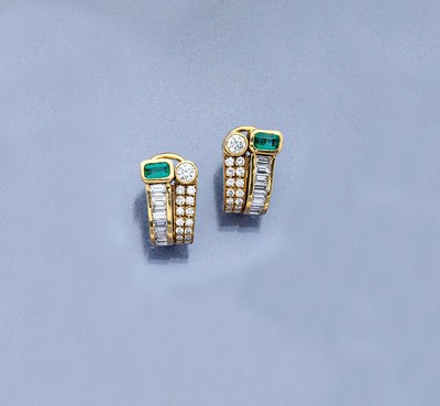 Paar 18 kt Gold Smaragd-Diamant-Ohrstecker, GG 750/000, 2 Smaragd-Baguettes ca. 0.60 ct, 30 Brillanten und 16 Diamantbaguettes zus. ca.2.0 ct feines ...