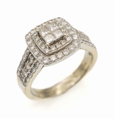 14 kt Gold Diamant-Ring, WG 585/000, Ringkopf in mehreren Ebenen, mittig 4 Princesscut-Diamanten umgeben von 63 Brillanten total ca. 2.5 ct ...
