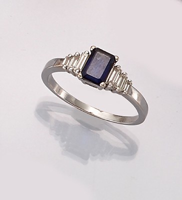 18 kt Gold Saphir-Diamant-Ring, WG 750/000 gepr., mittig Saphirbaguette ca. 0.80 ct, 6 Diamantbaguettes zus. ca. 0.30 ct Weiß/si, RW 61, ca. 3.7 g