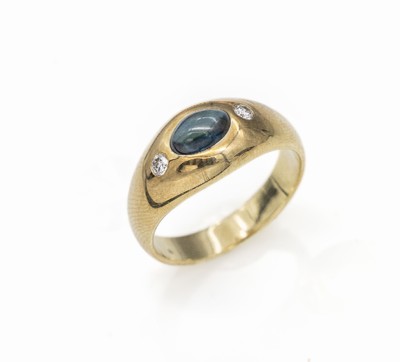 14 kt Gold Saphir-Brillant-Bandring, GG 585/000, 1 Saphir-Cabochon ca. 1.0 ct, 2 Brillanten zus. ca. 0.04 ct feines Weiß- Weiß/si, ca. 7 g, RW 58