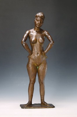Prof. Karl Trummer, 1906 Fürstenfeldbruck - 1957 Mannheim, große Bronzeskulptur, stehender weiblicher Akt, Unikat, verlorene Form, H. 65 cm, diese ...