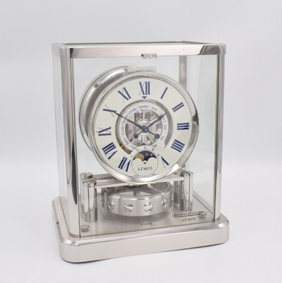 Jaeger-LeCoultre Atmos Classic Moon, Schweiz um 2010, rhod. 5-seitig vergl. Geh., weißer röm. Ziffernring, gebl. Zeiger (Poire), Anz. v. Std., ...