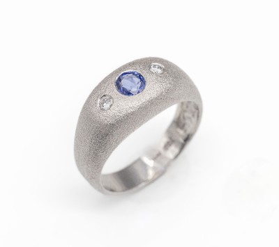 18 kt Gold Saphir-Brillant-Bandring, WG 750/000, Eis-mattiert, 1 rundfacett. Saphirca. 0.40 ct, 2 Brillanten zus. ca. 0.10 ct Weiß/si, total ca. 10 ...