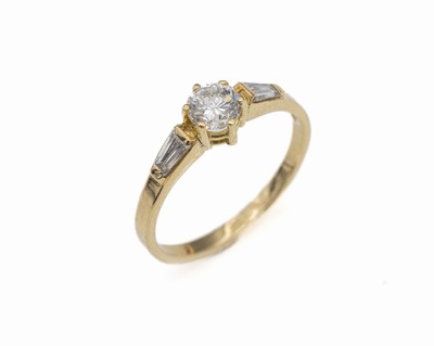 18 kt Gold Diamant-Ring, GG 750/000, 1 Brillant ca. 0.53 ct feines Weiß/p, 2 Diam.-Trapeze zus. ca. 0.40 ct feines Weiß-Weiß/vs, ca. 2.6 g, RW 55