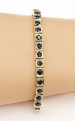14 kt Gold Saphir-Armband, GG 585/000, 32 ovalfacett. Saphire zus. ca. 4.0 ct, L. ca. 19 cm, ca. 27.3 g, Kastenschloß mit Sicherheitsacht