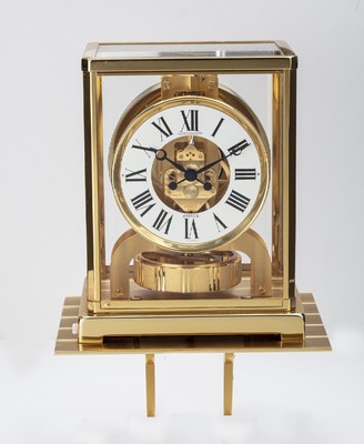 Jaeger-LeCoultre Drehpendel-Tischuhr Atmos, Schweiz um 1980, verg., 5-seitig vergl. Geh., nach vorn zu öffnen durch Glastür, weißes ...