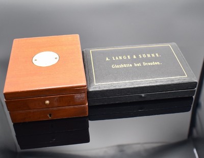 A. LANGE & SÖHNE Etui & Deckuhr-Holzbox, 1) modernes ALS-Etui m. Garantiekarte, 2) englische 3-teilige Mahagoni-Box, abschließbar, Schlüssel ...
