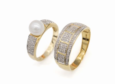 Konvolut 2 Diamant-Ringe, 1 x GG 750/000, 48 8/8-Diamanten zus. ca. 0.25 ct (grav.) Weiß/p, RW 64, und 1 x GG 585/000, mittig Zuchtperle, D. ca. 7 ...